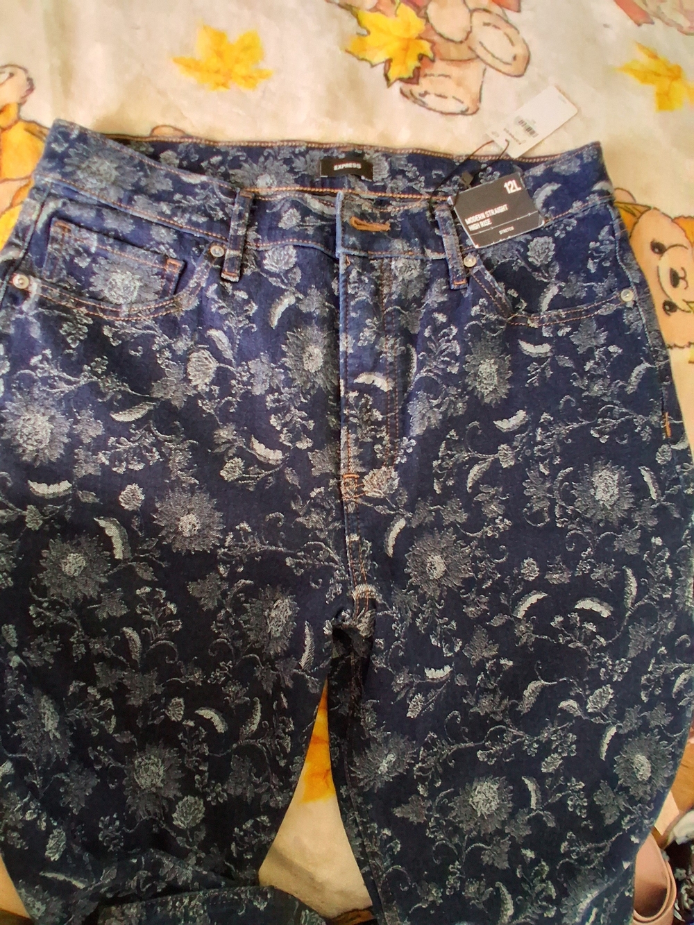 Express Women's Straight High-Rise Jeans in Dark Blue Floral Jacquard - Picture 2 of 8